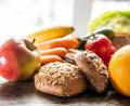 Bild: Robert Günther/dpa
Frisches Obst und Gemüse sowie Vollkornprodukte gehören auf den täglichen Speiseplan.