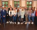 Bild: jr
Zwölf neue Lehramtsanwärter wurden am Montagvormittag im Sitzungssaal des Landratsamtes vereidigt. Im Bild mit Schulamtsdirektorin Martina Puff (rechts), Seminarrektorin Eva-Maria Ficker (Dritte von rechts), sowie Personalratsvorsitzende Sabine Graser, Schulamtsdirektor Armin Engel, Stellvertretender Landrat Dr. Alfred Scheidler und Seminarrektor Nikolaus Kühnhackl (von links) .