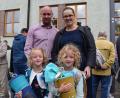 Bild: szl
Die zweieiigen Zwillinge Franziska (links) und Sophia erlebten an der Markgraf-Diepold-Grundschule in Waldsassen ihren ersten Schultag. Begleitet wurden sie von Mama Susanne und Papa Gerald Riederer sowie Oma und Opa.