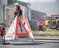 Bild: Daniel Vogl/dpa
Ein Hinweisschild der Feuerwehr weist auf die Löschwasserentnahme hin. Wegen eines Großbrands auf einem Firmengelände waren in Oberfranken rund 500 Helfer im Einsatz.
