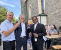 Bild: Christina Rosner
Kirchenpfleger Josef Völkl (links) und Bürgermeister Thomas Meiler (Mitte) haben nach den Worten von Josef Völkl mit dem "Menschenfischer" Pfarrer John (rechts) einen guten "Fang" gemacht und stießen auf eine gute Zusammenarbeit an.