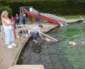 Bild: hdk
Manche Hunde sprangen sofort ins Becken des Königsteiner Naturbads, andere waren scheu und zögerten – das ist wohl wie bei menschlichen Badegästen.