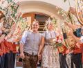Bild: Daniel Kellner/exb
Sebastian Zapf und Vanessa Birner durchschritten nach der standesamtlichen Trauung in Rieden das Spalier der Musiker.