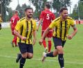 Bild: Gebert
Torschütze Michael Stilp (links) und Anthony Hofweller jubeln nach dem 1:0 für den FC Tirschenreuth. Der Tabellenführer gewann das Schlagerspiel der Kreisliga 2 gegen den TSV Konnersreuth mit 5:1.