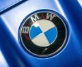 Bild: Peter Kneffel/dpa
Der Autohersteller BMW ruft Fahrzeuge wegen Problemen an der Bremsen zurück.