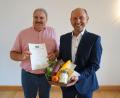 Bild: tra
Zum 40-jährigen Jubiläum im öffentlichen Dienst gratulierte Ensdorfs Bürgermeister Hans Ram (rechts) seinem Geschäftsstellenleiter Josef Rester.