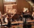 Bild: amö
"The Bänd" heizt den Besuchern der Rockserenade mit bekannten Hardrock-Songs ein.