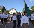 Bild: gi
Nach dem Festgottesdienst formierte sich der Umzug mit den Vereinen auf einem längeren Weg mit der Blaskapelle, den Schlossbergern, ins Festzelt