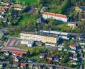 Archivbild: mür
Tirschenreuth ist mit seinem Krankenhaus (Bildmitte) nach dem Umzug der Geriatrie Erbendorf einer von drei verbliebenen Standorten der Kliniken Nordoberpfalz. Wo er sich in seinem Stadtgebiet sogar einen Neubau vorstellen könnte, verriet Bürgermeister Franz Stahl im Pressegespräch nicht. Aber er brachte als möglichen Standort schon mal Tirschenreuth ins Spiel.