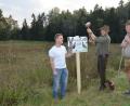 Bild: dob
Landwirt Nikolai Rupprecht und die Waidmänner Florian Forster und Josef Gollwitzer (von links nach rechts) setzen sich für den Erhalt einer Blumenwiese in Nähe Lerau ein. Rauhaardackel Rudi begutachtet das Tun.