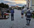 Bild: td
Für Fußgänger ganz in Ordnung, aber wer mit einem Rollator oder dem Rollstuhl auf dem Friedhof Schwarzenfeld unterwegs ist, tut sich hart. Der feine Split macht ein Fortkommen schwierig. Das wird nun verbessert.