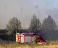 Bild: Daniel Vogel/-/dpa
Feuerwehr vor dem Großbrand in dem Industriegebiet von Wunsiedel. Letzte Glutnester müssen noch gelöscht werden.
