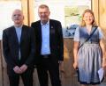 Bild: bjo
Bürgermeister Peter Braun (Mitte) und Pfarrgemeinderatssprecherin Lena Klieber hießen Pfarrer Norbert Große willkommen.