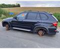 Bild: bl
Die Polizei sucht schon seit rund zwei Monaten nach dem Eigentümer oder Halter dieses schwarzen BMWs, der auf dem Rastplatz an der Straße von Nabburg nach Oberviechtach parkt. Inzwischen haben Unbekannte die vier Räder abmontiert.