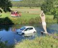 Bild: Polizei Amberg
Dieses kuriose Bild bot sich den Einsatzkräften nach einem Unfall bei Schmidmühlen: Dort war am Donnerstag ein weißer Toyota in die Vils gerollt - genau an der Stelle, an der am Ufer eine Schwimmer-Skulptur aus Holz zum Sprung in die Vils ansetzt.