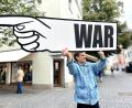 Bild: Gabi Schönberger
Mads Lynnerup war am Donnerstag mit seiner Anti-Kriegs Aktion in Weidens Innenstadt unterwegs.