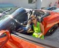 Bild: hka
Luca (4) aus Sulzbach-Rosenberg sitzt schon mal Probe im Ferrari. Besitzerin Sandra Winter passt gut auf ihn auf.
