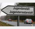Symbolbild: Bernd Wüstneck/dpa
Ein Schild weist auf eine Jugendanstalt und Jugendarrestanstalt" hin. Ein 20-Jähriger muss nach einem Urteil des Schwandorfer Jugendgerichts in einer solchen Einrichtung einen Arrest verbringen.