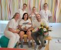 Bild: Sandra Dietl/Klinikum Amberg/exb
Annika ist die 1000. Entbindung im Jahr 2024 im Amberger Klinikum St. Marien. Für Mama Martina und Papa Tobias ist es das erste Kind und sie freuen sich riesig; Von links: Hebamme Celina Aigner, Klaudyna Golkowski, Leitung Hebammen; Sylvia Gisbert, Oberärztin der Klinik für Frauenheilkunde und Geburtshilfe; Dr. Helen Oppermann, Assistenzärztin.