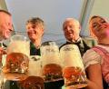 Bild: Gabi Schönberger
Dieses Jahr beliefert erstmal die Kemnather Klosterbrauerei das Volksfest.