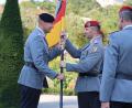 Bild: Bundeswehr, Benkert
Der Kommandeur der Panzerbrigade 12 „Oberpfalz“, Oberst Axel Hardt (links) übergibt formell die Truppenfahne an den Kommandeur des Artilleriebataillons 131, Oberstleutnant Stefan Zadlo.