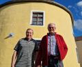 Bild: td
Nein, das ist nicht der Stadtturm, sondern der Pfreimder Turmmaurerturm, vor den sich Peter Egerer und Hans Paulus (von links) gestellt haben. Der heimatkundliche und historische Arbeitskreis „Der Stadtturm“ in Pfreimd, zu dem Egerer und Paulus gehören, ist über die Renovierung des uralten Gebäudes sehr froh.