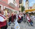 Bild: Gerhard Götz
Zum dritten Mal aufgespielt zu den „Feierabendklängen“ auf dem Oberen Marktplatz in Schwandorf: Diesmal gab die Neukirchner Blaskapelle den Ton an und der wurde von den Zuhörern begeistert aufgenommen.