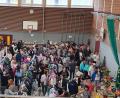 Bild: Maria Bothner/exb
Die Besucher drängten sich an den Tischen und Kleiderständern in der Mehrzweckhalle.