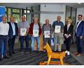 Bild: ds
Zur Ehrung versammelt: (von links) Geschäftsstellenleiter Bernd Windisch, Vorstandsvorsitzender Frank E. Kirchhof, die Jubilare Friedrich Schuhmann, Hans Wedel, Werner Hafner, Hans Ertel, Aufsichtsratsvorsitzende Eva Birkmüller und Vorstandsmitglied Michael Sommer.