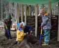 Bild: szl
Als Gastkind bei der Eröffnung wurde der gemeinsame Sohn des Stadtförsters und der Kindergartenleiterin von den drei Waldkindergarten-Kindern gleich als Spielkamerad in eine Schatzsuche unter dem Wurzelstock eingebunden.