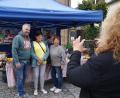 Bild: kaz
Auch Inge Meyer (Zweite von links) aus Kastl lässt sich mit dem aus der Sendung „Bauer sucht Frau“ bekannten Paar Bruno und Anja fotografieren.