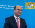 Bild: Lino Mirgeler
Heimat- und Finanzminister Albert Füracker wirbt dafür, dass kleine Gemeinden beim Wettbewerb "Gütesiegel Heimatdorf 2025" teilnehmen. Bewerbungsschluss ist der 5. Dezember.