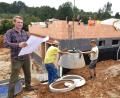 Bild: no
In Weißenberg entsteht ein Zweifamilienhaus für junge Familien. Die Besitzer haben sich für ein KfW-40-Haus entschieden, um die Zinsvergünstigungen zu nutzen. Links im Bild Jungunternehmer Christoph Margraf.