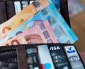 Symbolbild: Monika Skolimowska/dpa
Reisende sollten vor der Abreise prüfen, ob ihre Karten im Ausland funktionieren, und sicherheitshalber Bargeld, Debit- und Kreditkarte dabeihaben.