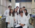 Bild: Neokidney/exb
Das Team von Wissenschaftlern mit dem Sulzbach-Rosenberger Christian Blüchel (vorne) entwickelte die revolutionäre Filtertechnologie des Neokidney – und damit den Schlüssel zur Miniaturisierung eines tragbaren Dialysegeräts für Nierenkranke.