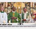 Bild: aun
Beim Gottesdienst in Utzenhofen hieß Pfarrer Klaus Birnthaler (Zweiter von rechts) den neuen Pfarrvikar Pater John Jumatatu Mathias Massawe willkommen. Mit im Bild: die Ministrantinnen Eva Lehmeier (links) und Josefin Baumer.
