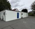 Bild: Tristan Hagspiel
Diese Container erweitern den Krummennaaber Kindergarten. Bevor sie an ihrem endgültigen Standort (Vorplatz des Kinderhauses in Richtung Kirchsteig) kommen, werden sie in der Nähe des Feuerwehrhauses zwischengelagert.