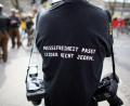 Bild: Oliver Berg/dpa
Ein Fotograf trägt am Rande einer Demonstration ein Shirt mit einem Slogan für die Pressefreiheit. In Amberg findet eine Podiumsdiskussion zum Thema "Angriff von Rechtsaußen: Journalist*innen im Visier der extremen Rechten" statt.
