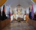 Bild: rha
Ein Großaufgebot sowohl an Priestern als auch an Bannern war beim Tag der Kolpingsfamilien, der KAB und der MMC in der Bergkirche vertreten. Pater Lukas Temme (Mitte) leitete als Hauptzelebrant die Eucharistiefeier.