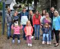 Bild: rgr
Die "Interessengemeinschaft Spielplatz Hütten" mit Johannes Schönberger (Dritter von links) als Vorsitzender, René Hagen als sein Stellvertreter (links) sowie Katharina Schönberger und Theresa Rahn (Vierte und Fünfte von links) kümmern sich um den Spielplatz.