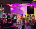 Bild: Clara Götz
Die Golden Glitter Band hat am Donnerstag Abend in schillernden Outfits für Stimmung in der Regionalbibliothek gesorgt.