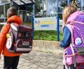 Bild: Petra Hartl
Auch diese beiden Kinder, die die Max-Josef-Schule in Amberg besuchen, erwarten auf ihrem Schulweg verschiedene Herausforderungen. Daher ist eine gute Aufklärung von Eltern und Kindern über Gefahren im Straßenverkehr unerlässlich.