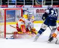 Bild: Tobias Neubert
Haarscharf scheiterte der Weidener Constantin Vogt (Mitte) in dieser Szene am Kaufbeuerner Goalie Daniel Fießinger.