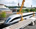 Bild: Fabian Strauch/dpa
Der Transrapid wird vom Tieflader abgeladen und steht vor der zukünftigen Strecke, vorne im Bild. Bochum bekommt den Transrapid. Als neues Exponat wird der Transrapid 07 am Bochumer Eisenbahnmuseum aufgebaut. Das Museum hat das Fahrzeug mitsamt einem Teil seiner Fahrbahn vom Nürnberger Unternehmen Max Bögl, das den Transrapid mitentwickelte, erworben.