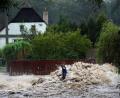 Bild: Petr David Josek/AP
Trümmer sammeln sich am Fluss Opavice.