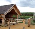 Bild: jma
Schutz vor stechender Sonne oder Regen: Die neue Panoramahütte bei Auerbach entstand auf Initiative des Naturliebhabers Thomas Pickel. Ein Bekannter errichtete sie für ihn. Nun kann sie von jedem genutzt werden.