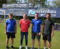 Bild: jr
Die Sportfreunde Kondrau spielen künftig im Josef-Günthner-Stadion. Im Bild Namensgeber und Sponsor Josef („Stumpi“) Günthner (Zweiter von links) zusammen mit Josef Bauer (links) sowie Spielleiter Johannes Brunner (rechts) und Vorsitzendem Andreas Koch.
