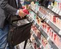 Symbolbild: Boris Roessler/dpa
Zwei Männer haben versucht, Waren aus einem Supermarkt in Marktredwitz zu stehlen.