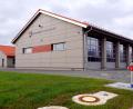 Bild: bkr
Das neue Feuerwehrgerätehaus im Gewerbegebiet West, an der Straße Droiacker, wird am Wochenende mit sehr viel Leben erfüllt. Viel Prominenz wird am Samstag zur Einweihung erwartet und am Sonntag belebt ein umfangreiches Programm.