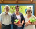 Bild: gis
Karin Müller (Mitte) ist die neue Leiterin der Kita St. Nikolaus in Mehlmeisel. Ihre Stellvertreterin ist Sylvia Hautmann. Begrüßt und beschenkt wurden sie von Kirchenpfleger Manfred Prechtl.